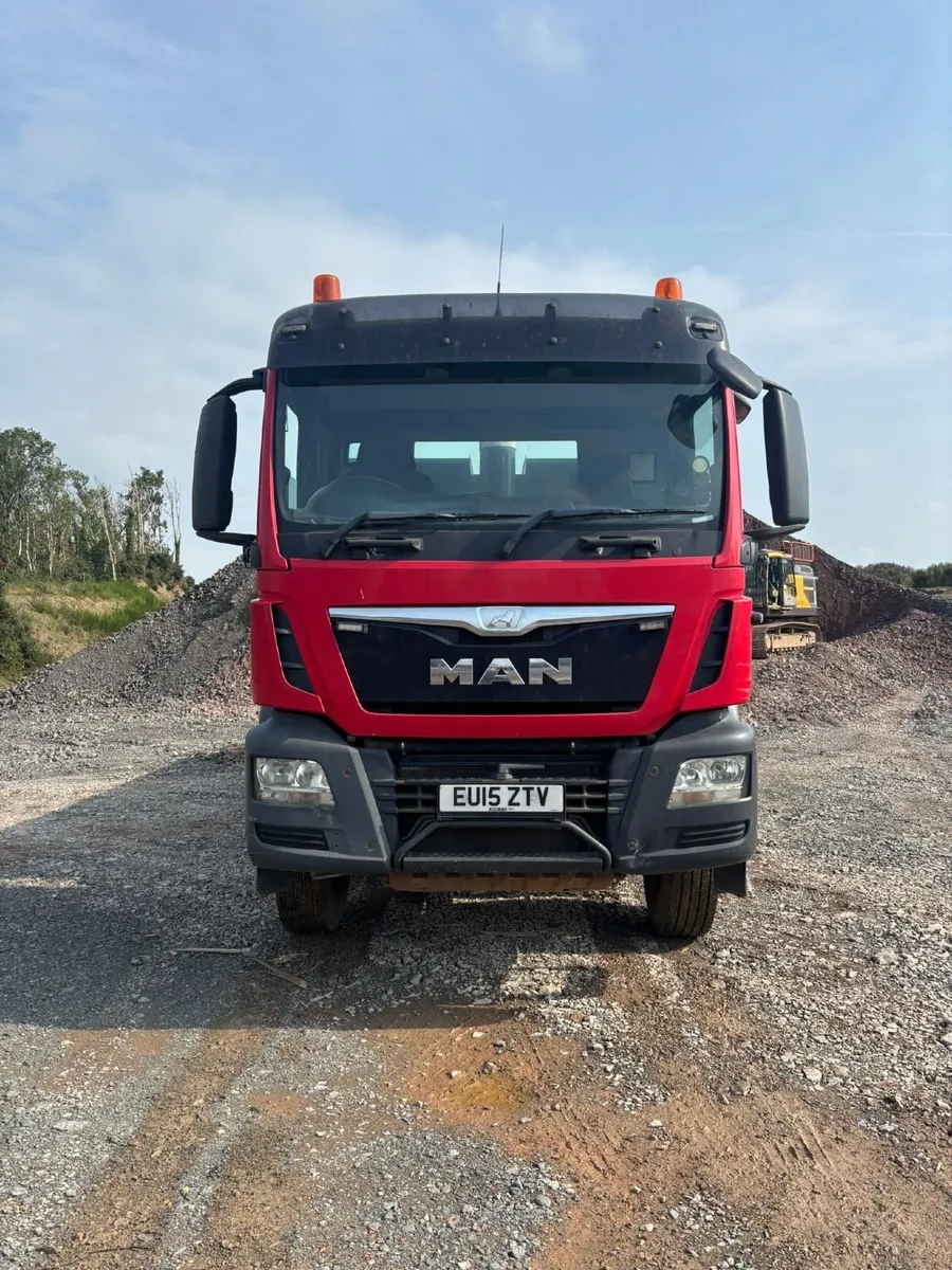 Man - 8 Wheeler Tipper - Auto- Year 2015 - Image 1