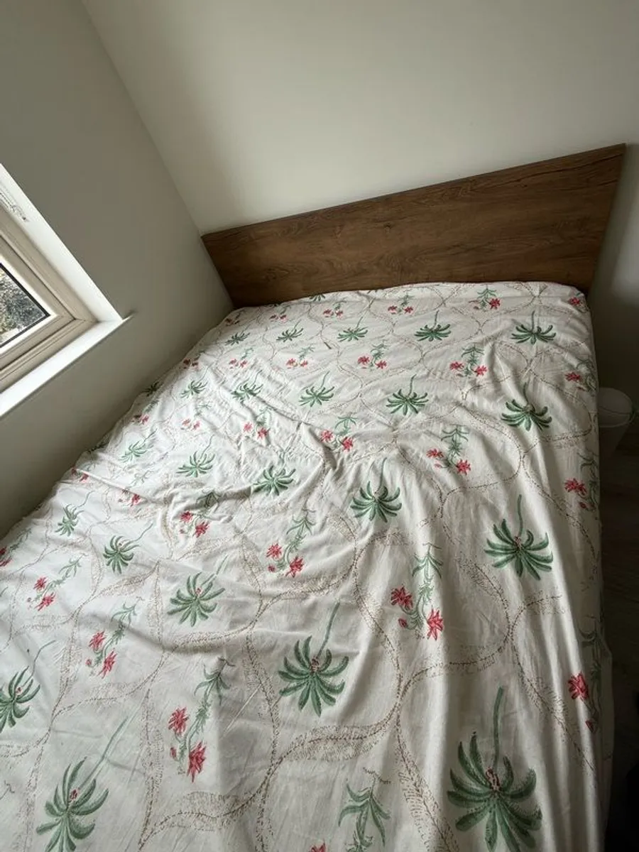 king size bed. Dimensions 150x210x50. Comes with good mattress - Image 1