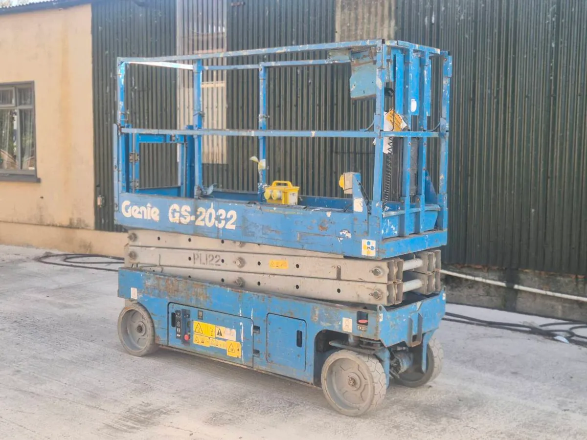 Genie2032 platform lift - Image 1