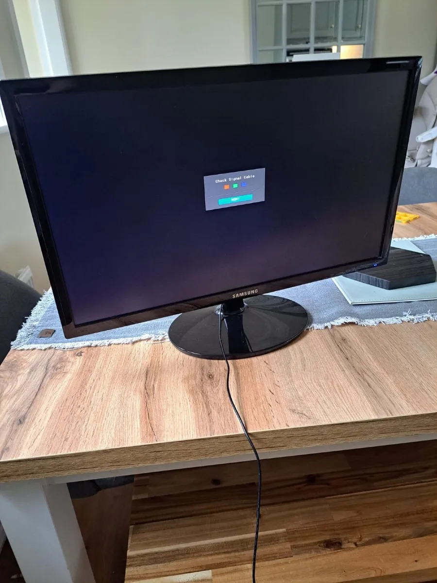 Samsung 24 inch PC/Gaming Monitor - Image 3