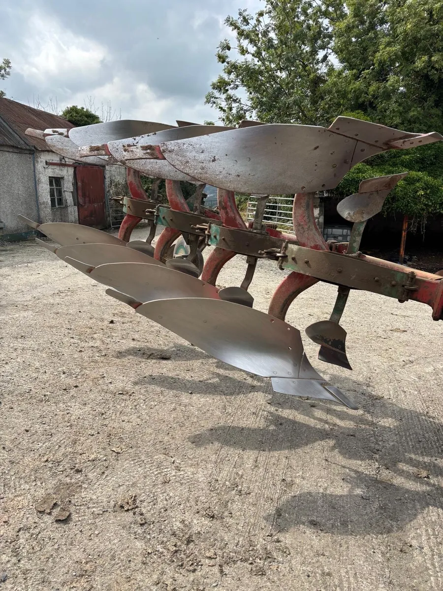 Kverneland 4 score reversible plough - Image 1