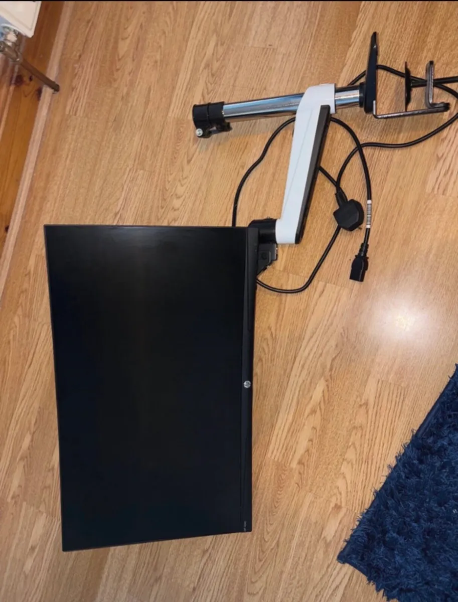 HP x24c FHD Curved gaming monitor - Image 1