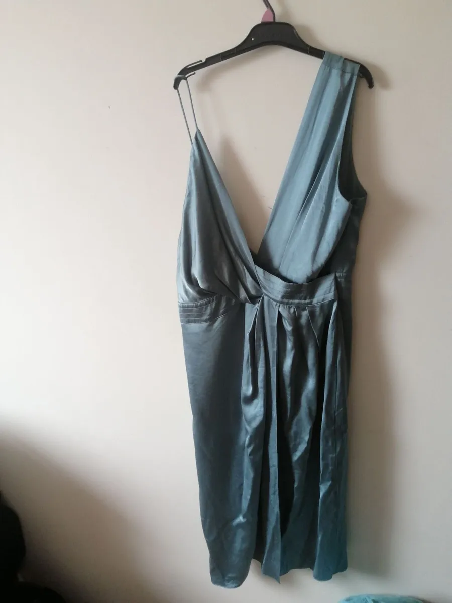 Reiss satin sage green dtess - Image 3