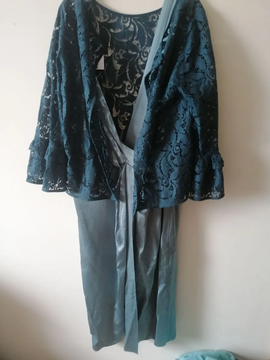 Reiss satin sage green dtess - Image 4