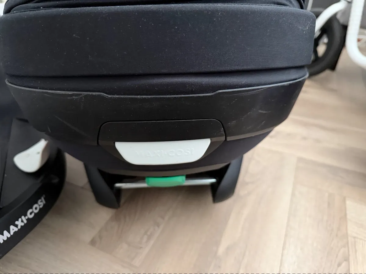 Maxi Cosi Pebble 360 car seat and pro base - Image 2