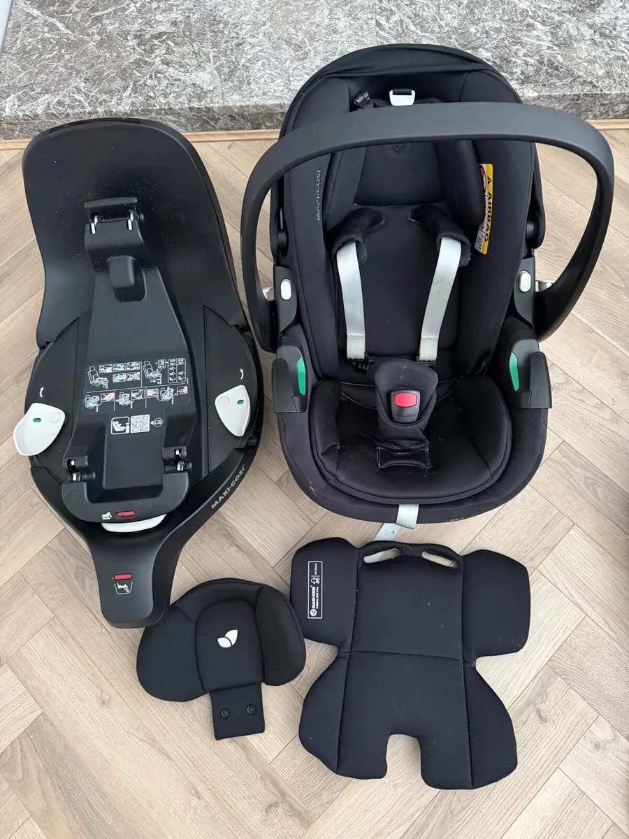 Maxi Cosi Pebble 360 car seat and pro base - Image 1