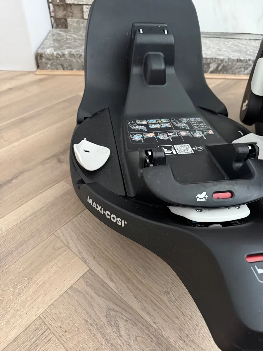 Maxi Cosi Pebble 360 car seat and pro base - Image 3