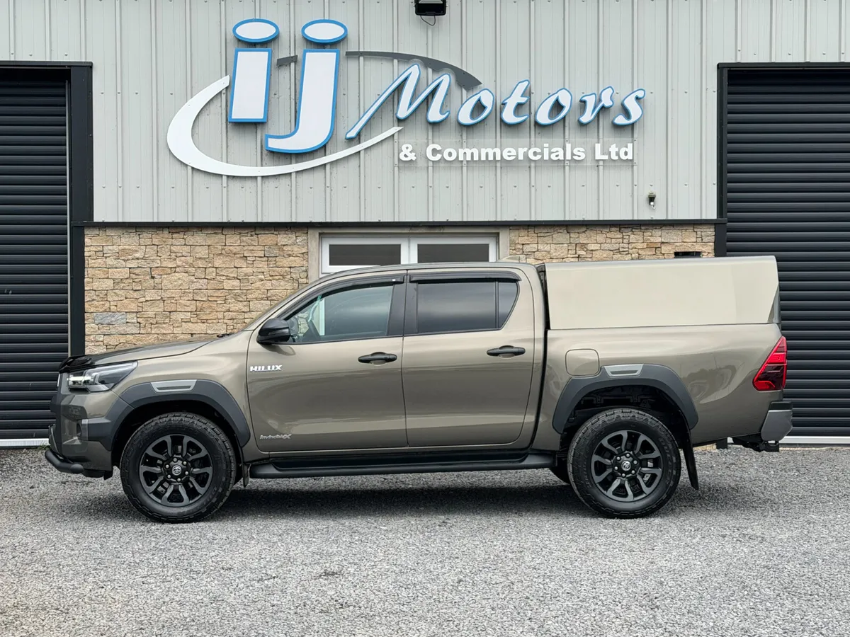 22 TOYOTA HILUX 2.8 D-4D INVINCIBLE X - Image 3