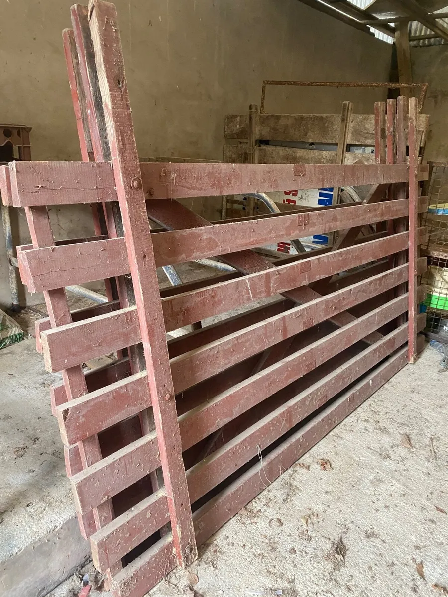 Selection of heavy duty gates and timber fencing - Image 1