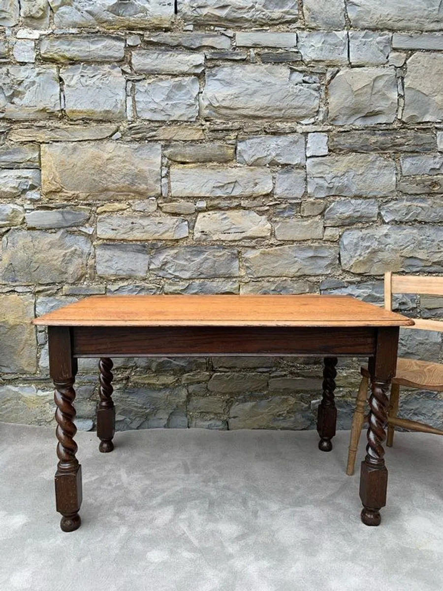 Victorian Solid Oak Dining Table. - Image 1