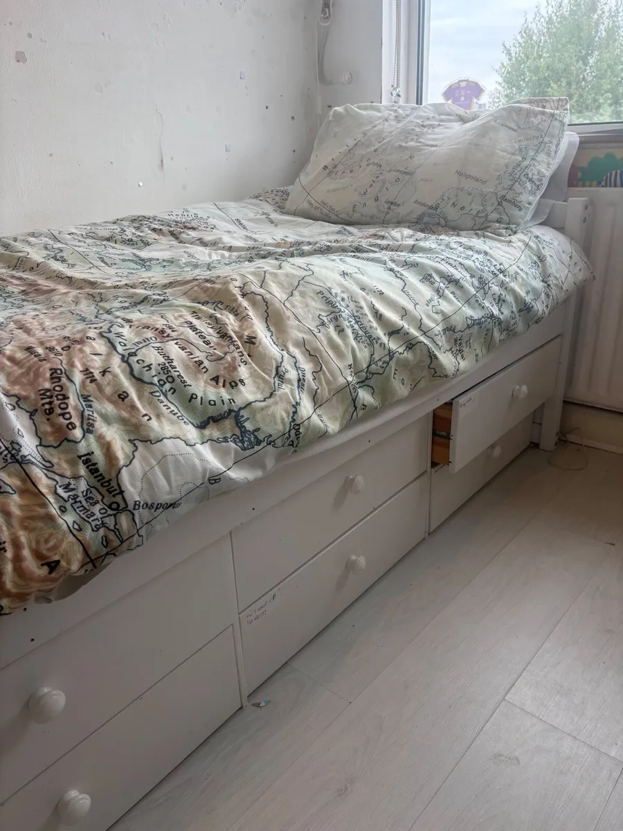 Bed - Image 1