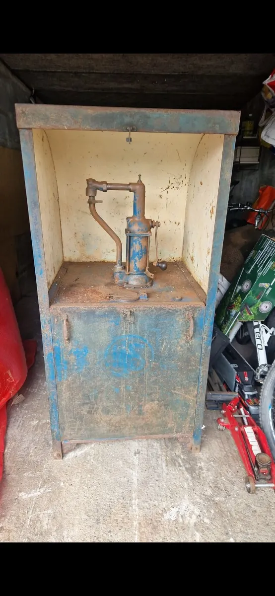 Munster simms vintage oil pump dispenser - Image 1