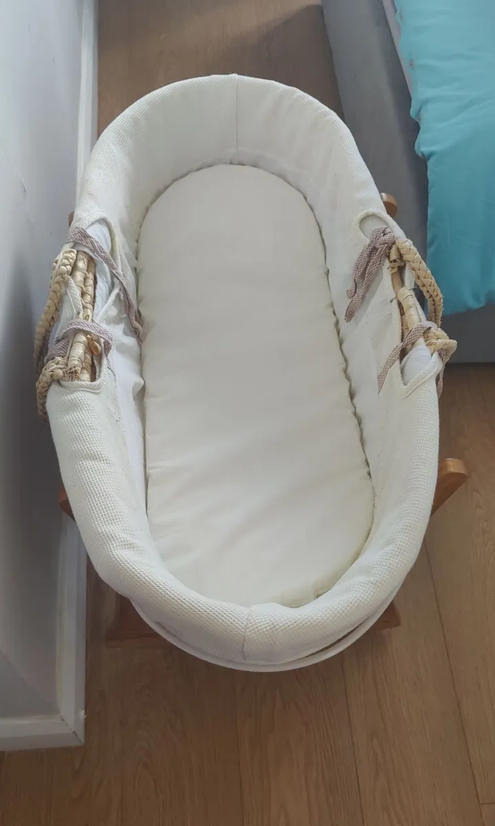Moses basket with 3 mattresses - Image 2
