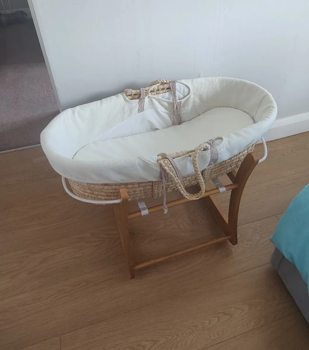 Moses basket with 3 mattresses - Image 1