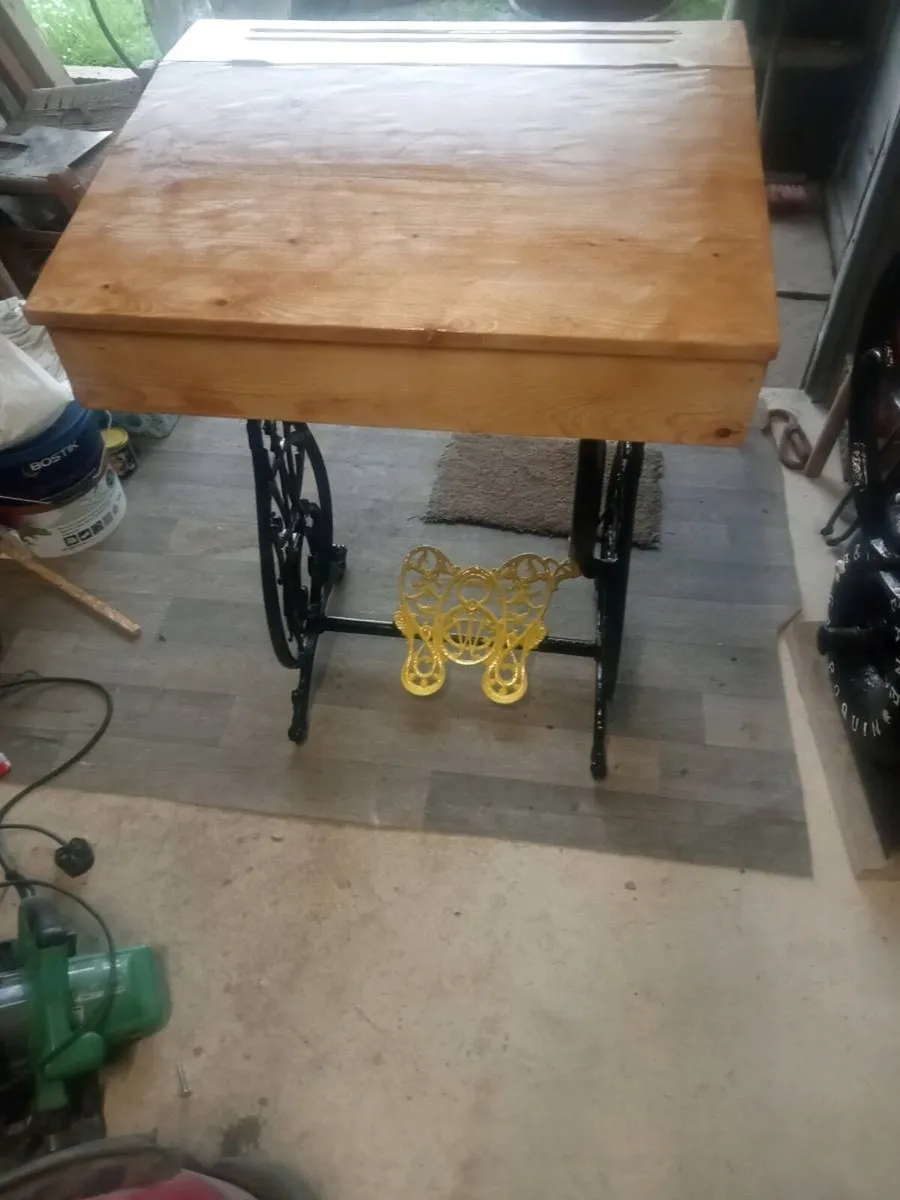 Old sloped writing desk - Image 1