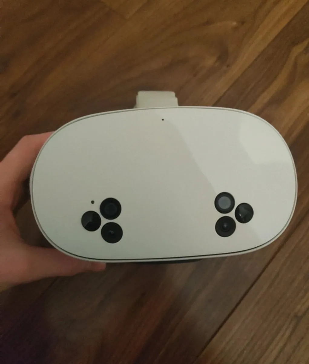 Meta Quest 3s VR Headset + 2 Controllers - Image 2