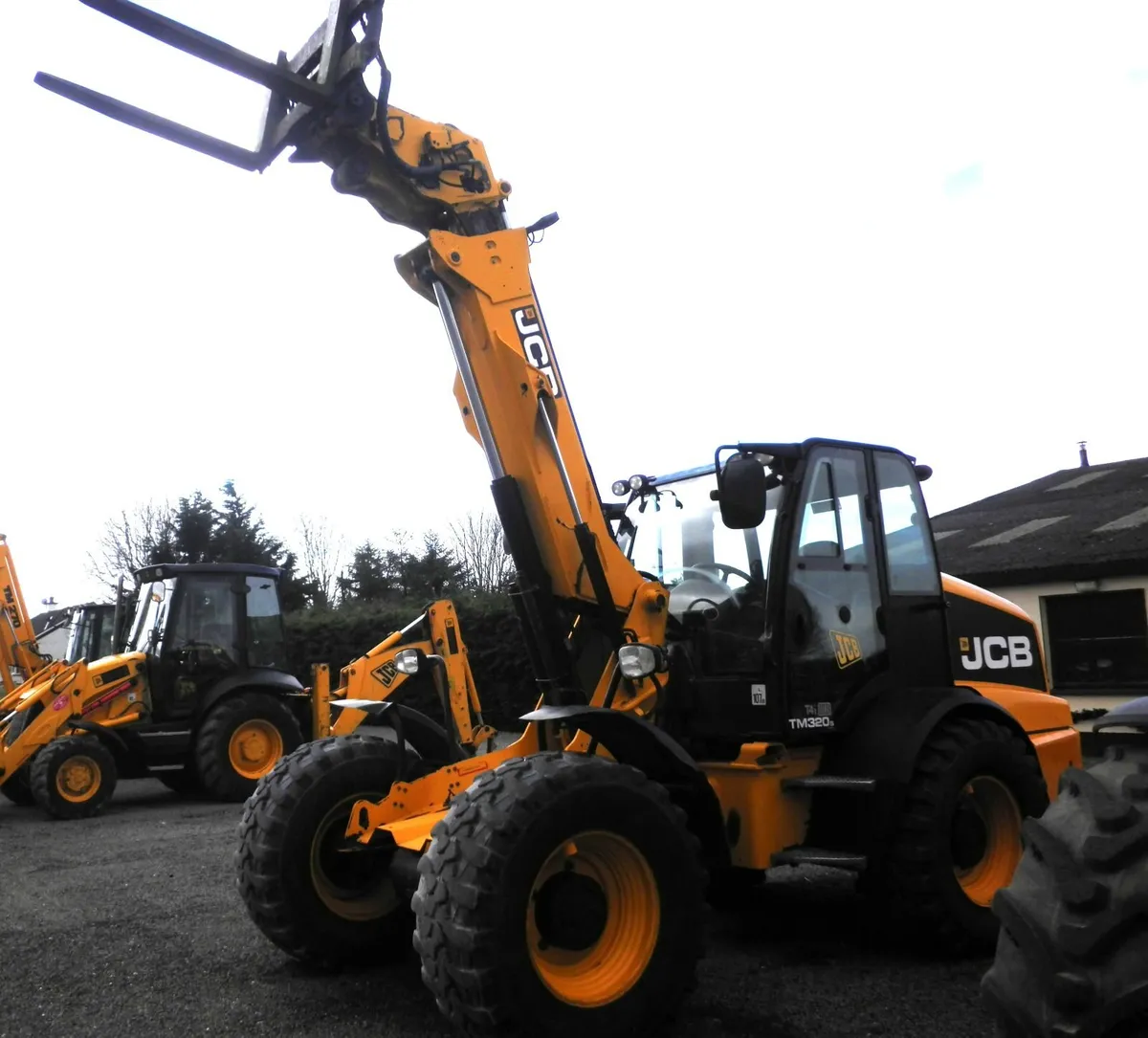 2016 JCB 320 Loader - Image 1