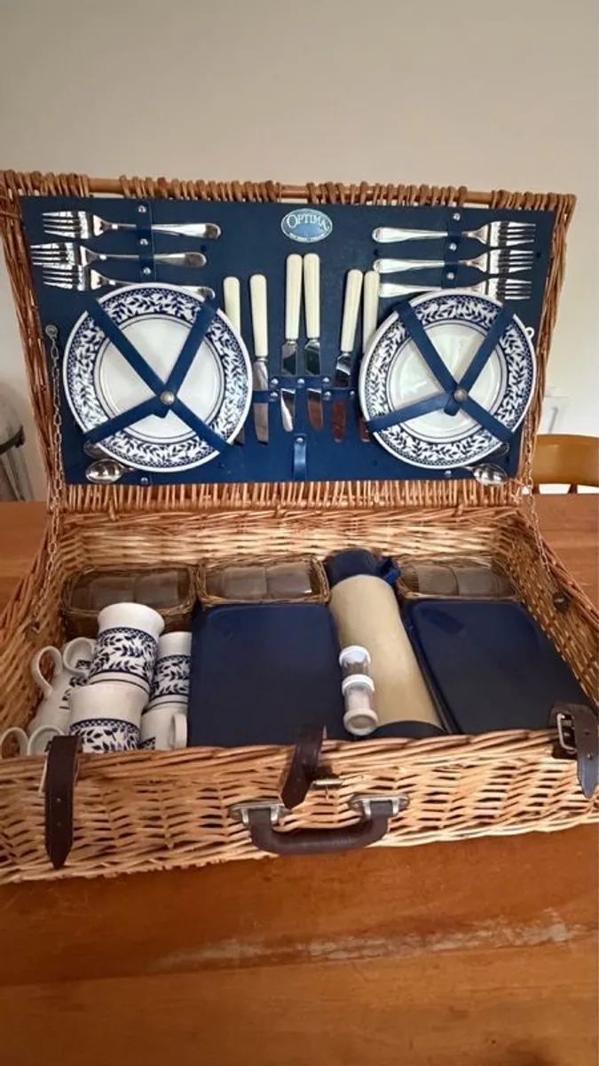 Vintage Wicker Picnic Basket with 6 person setting - Image 1