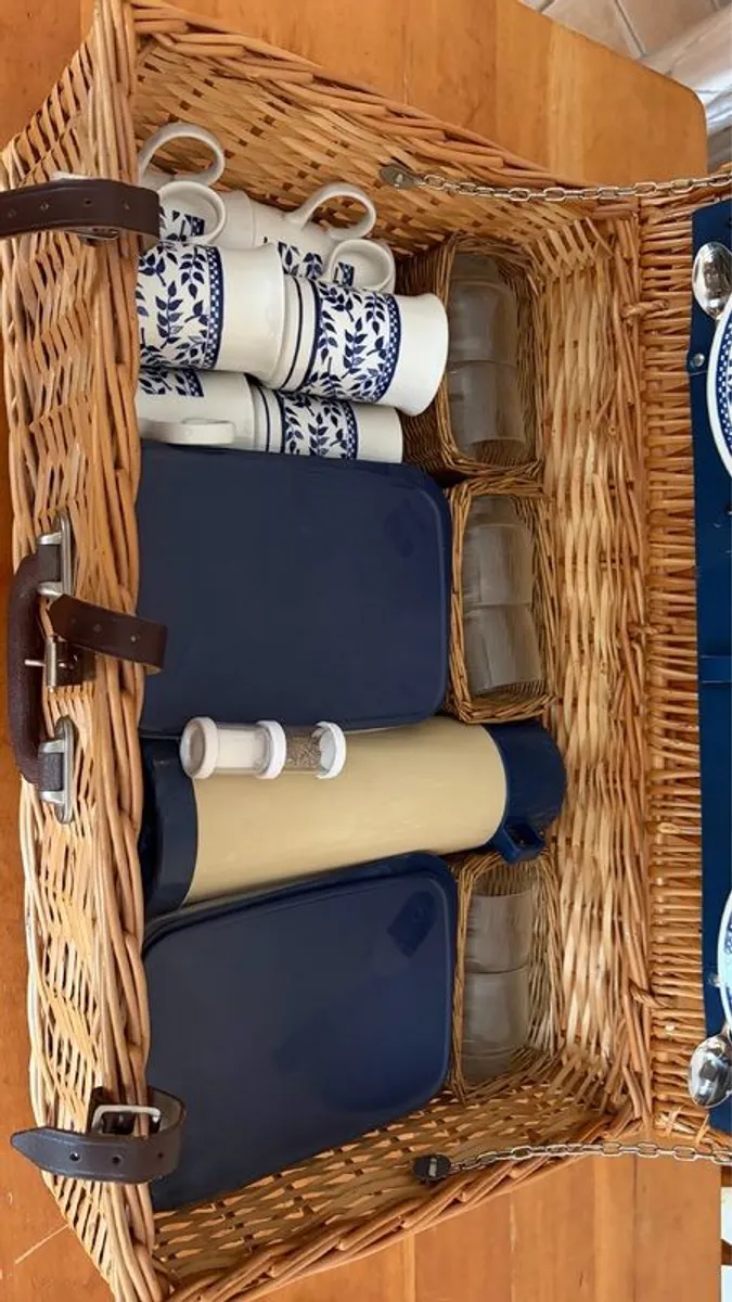 Vintage Wicker Picnic Basket with 6 person setting - Image 2