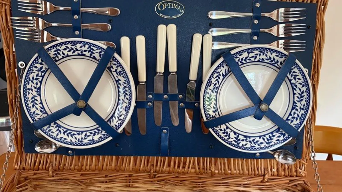 Vintage Wicker Picnic Basket with 6 person setting - Image 3