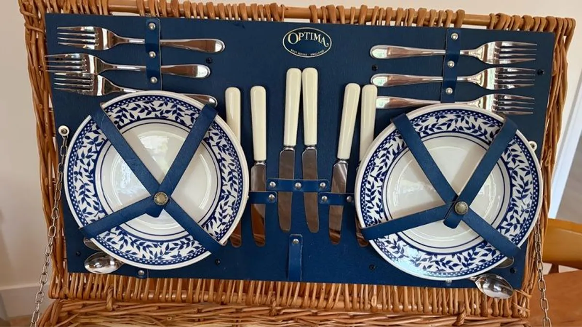 Vintage Wicker Picnic Basket with 6 person setting - Image 4