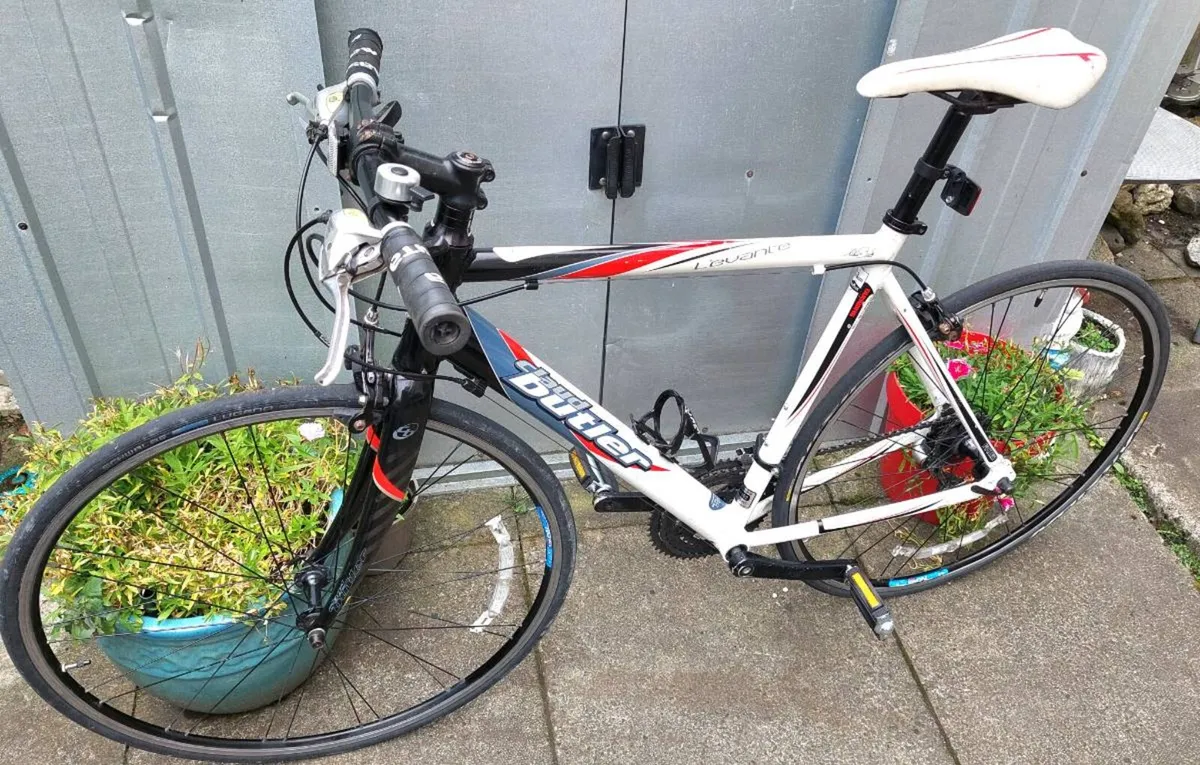Claud Butler Levante Flat Bar Road Bike - Image 2