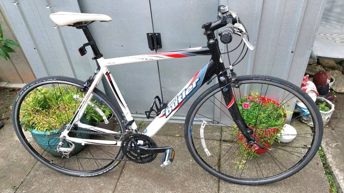Claud Butler Levante Flat Bar Road Bike - Image 3