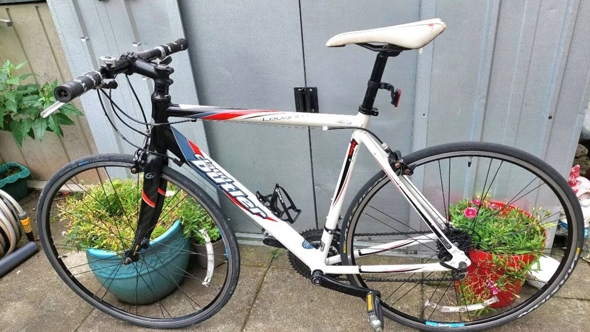 Claud Butler Levante Flat Bar Road Bike - Image 4