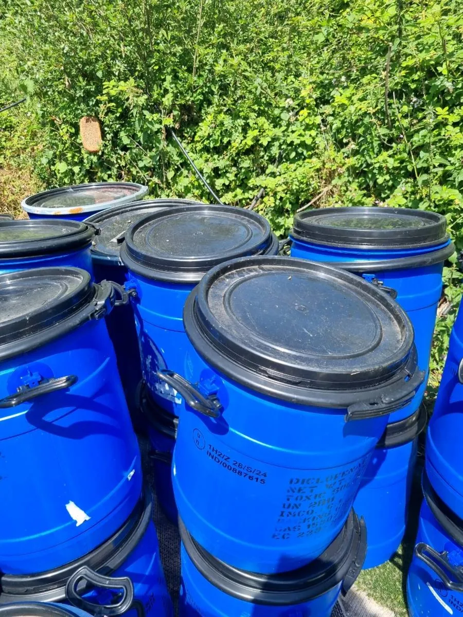 30L plastic barrels with clamped lids 15e each - Image 3