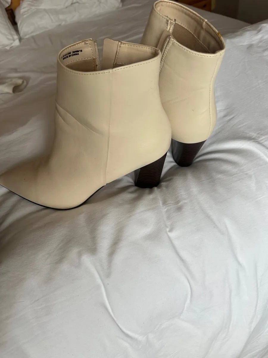Ladies boots - Image 1