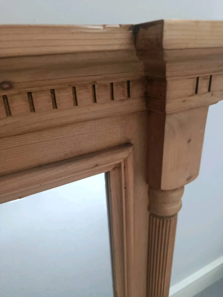 solid pine wall mirror featuring fluted columns - Image 3