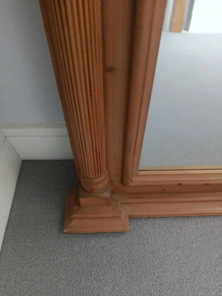 solid pine wall mirror featuring fluted columns - Image 4