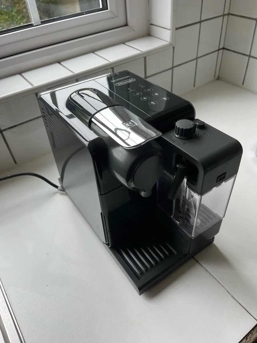 DeLonghi Nespresso Lattissima Touch EN560 - Image 1