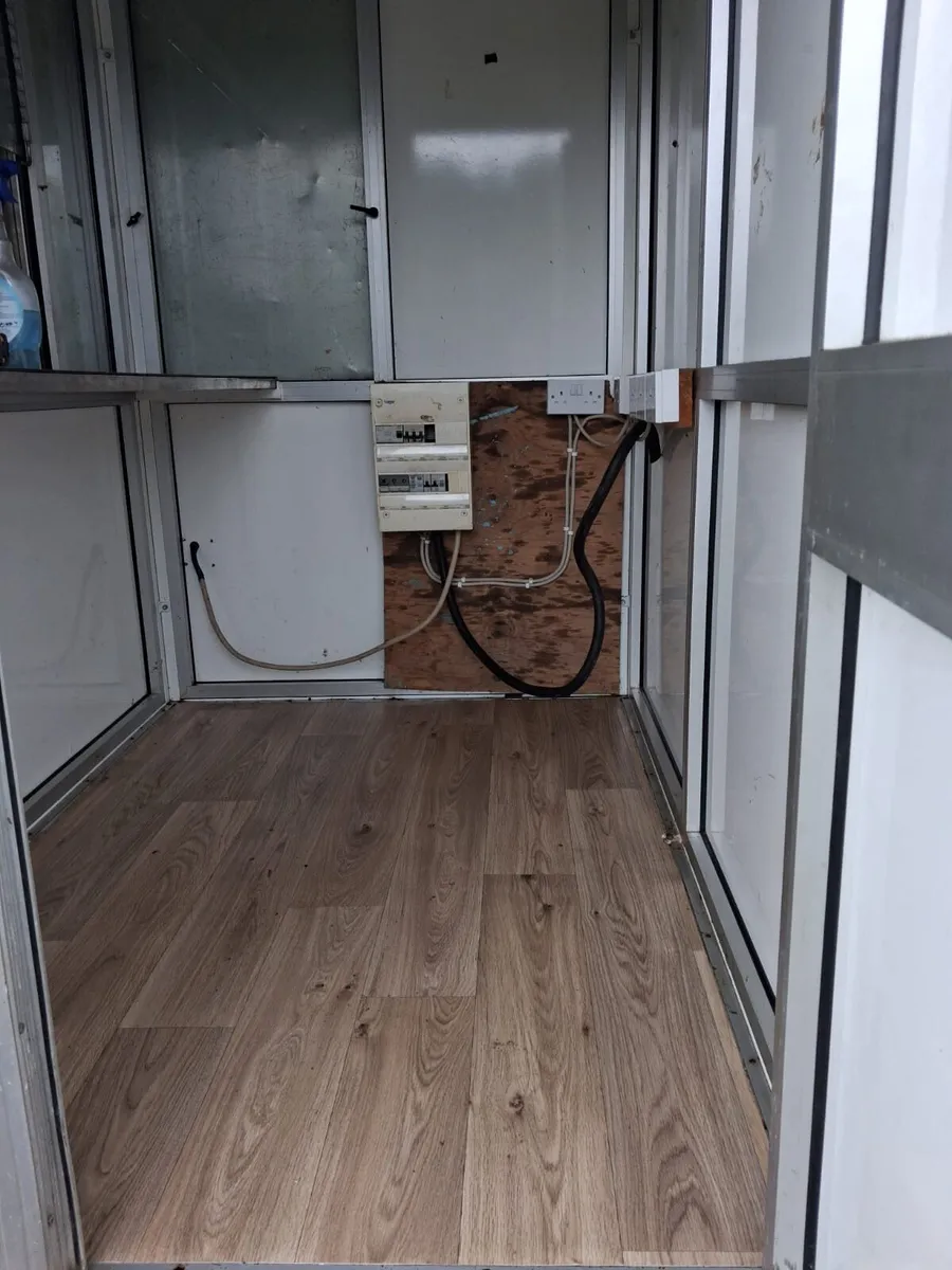Bateson flat trailer & Utilities  Cabin - Image 3