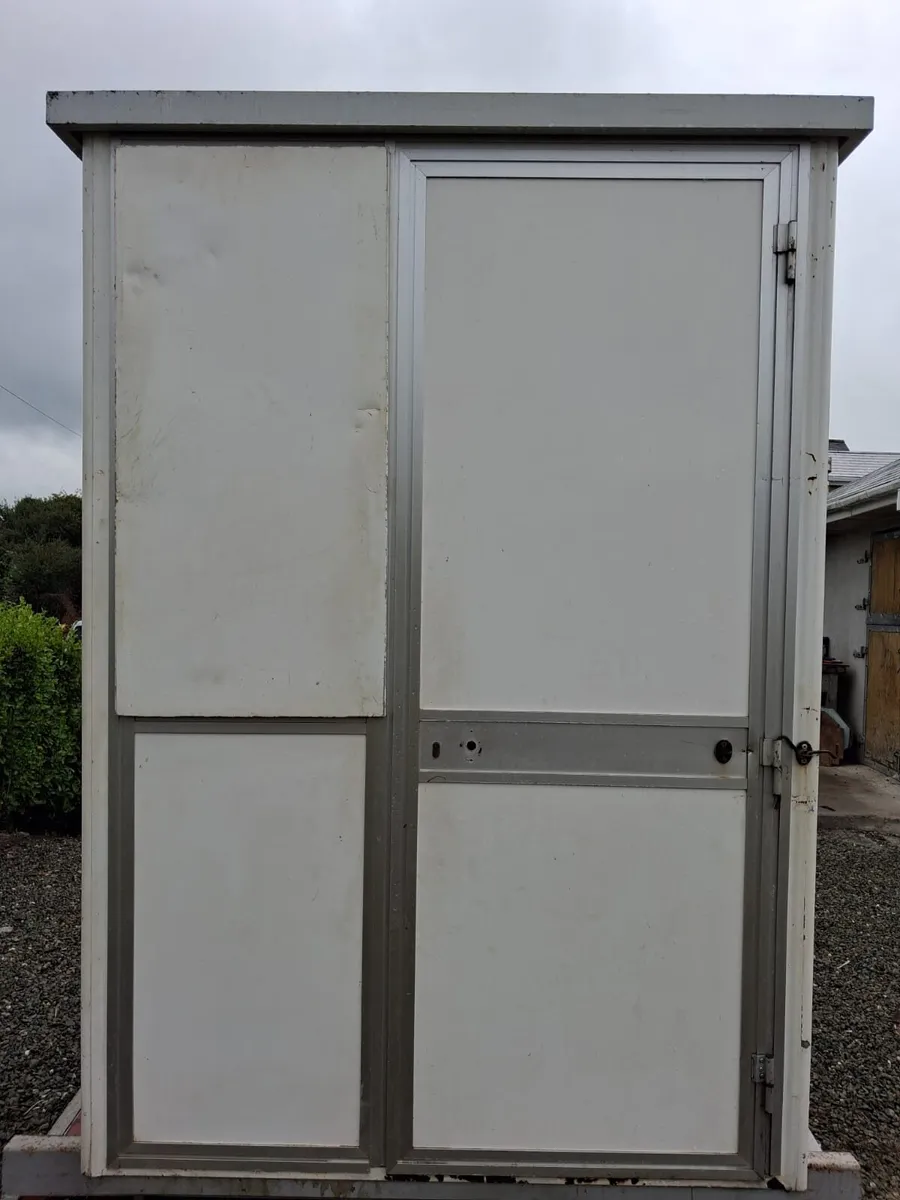 Bateson flat trailer & Utilities  Cabin - Image 4