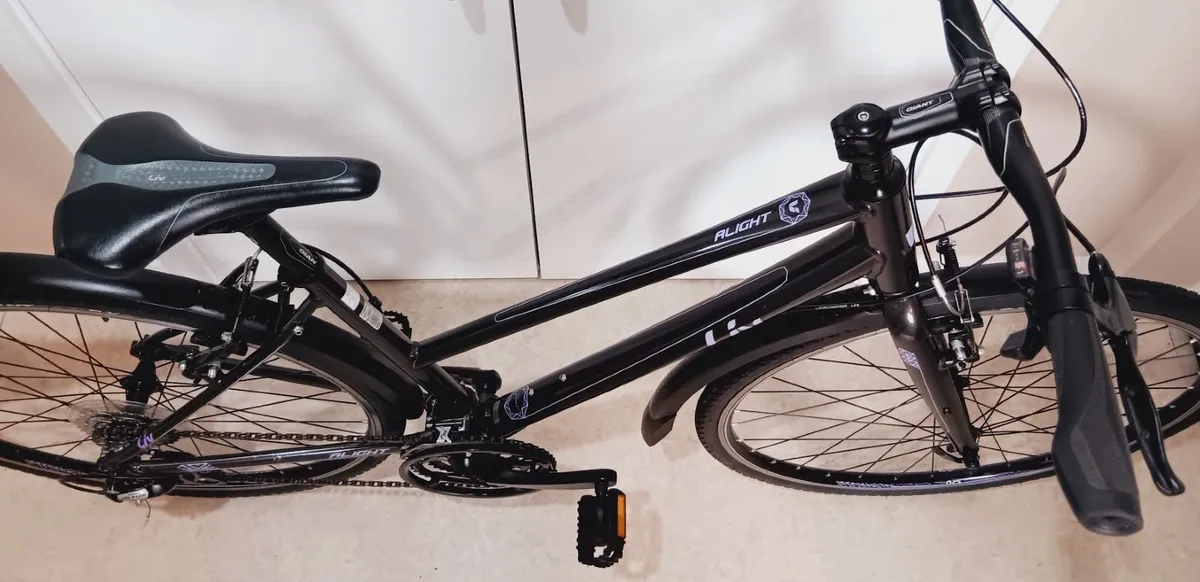 giant light weigh road bike hardly used - Image 2