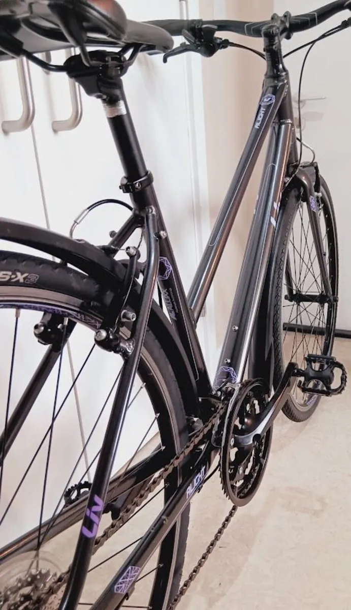 giant light weigh road bike hardly used - Image 3