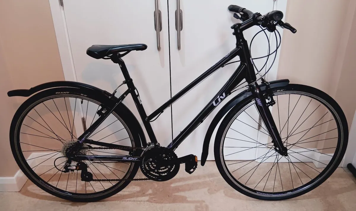 giant light weigh road bike hardly used - Image 1