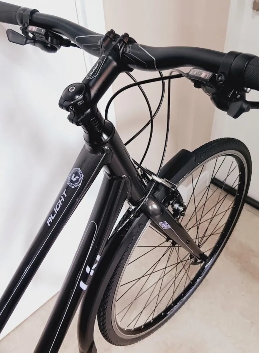 giant light weigh road bike hardly used - Image 4
