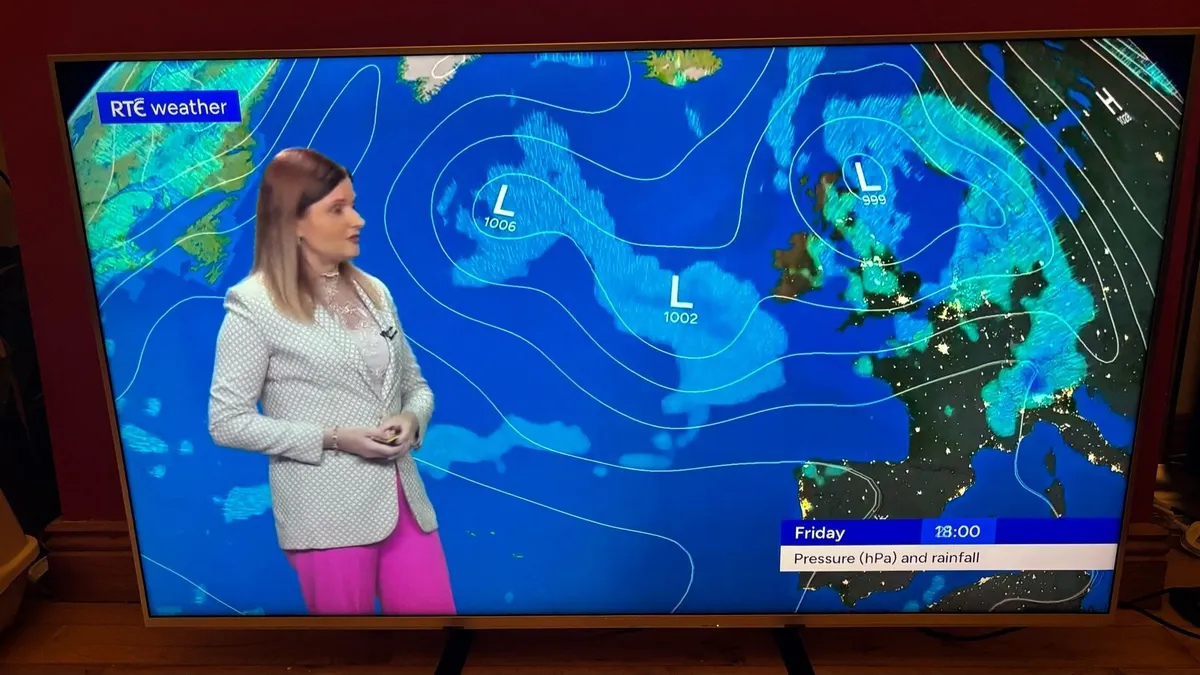 32” Samsung TV with Google Chromecast - Image 4
