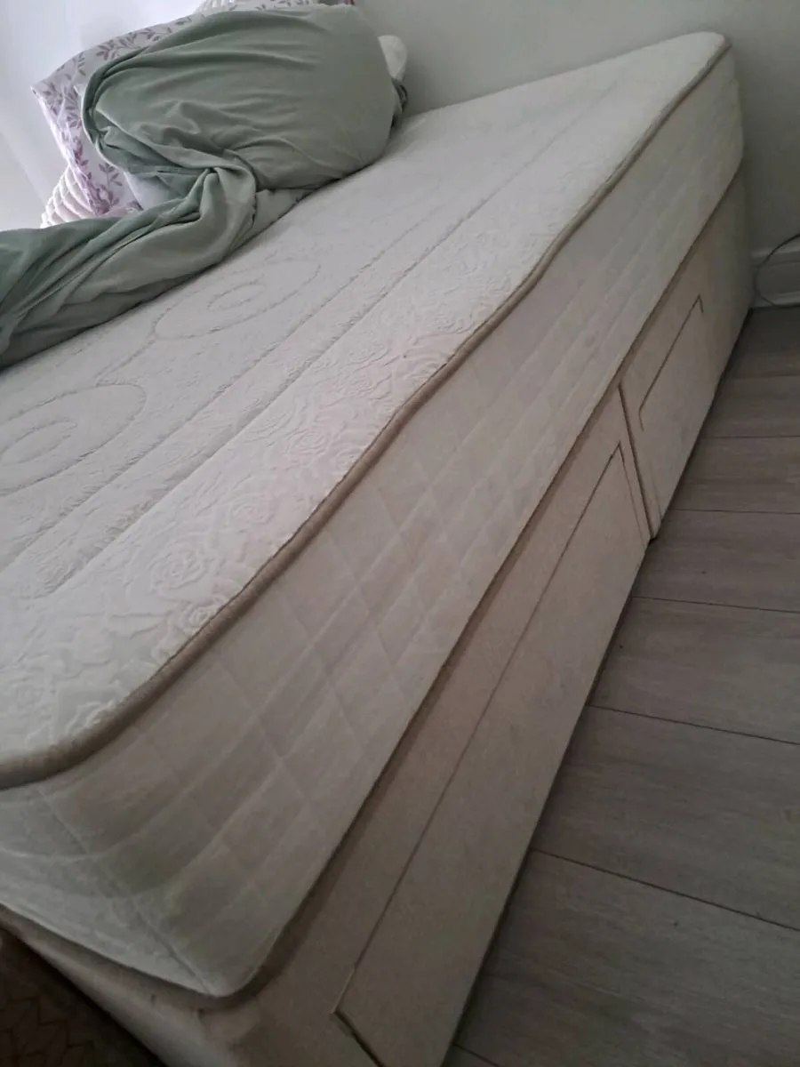 King-size bed - Image 3