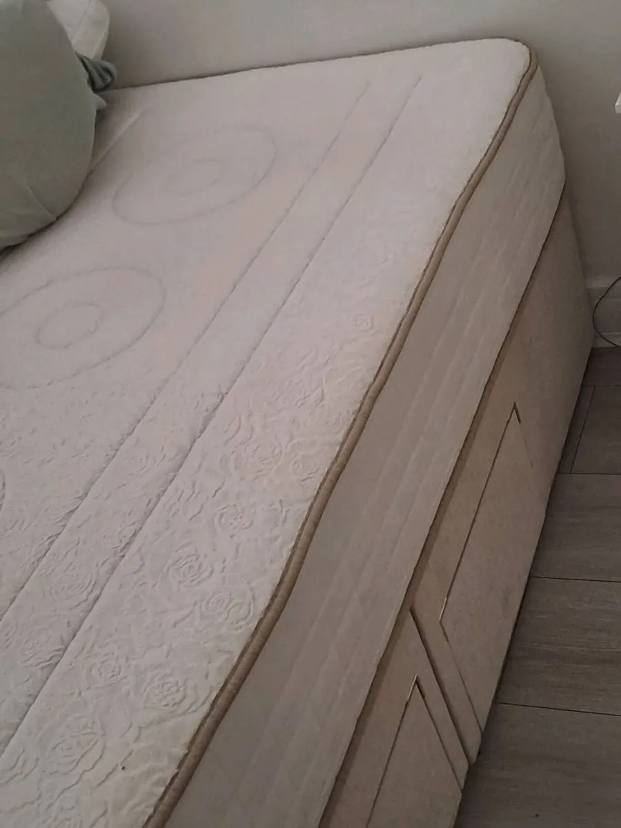 King-size bed - Image 1