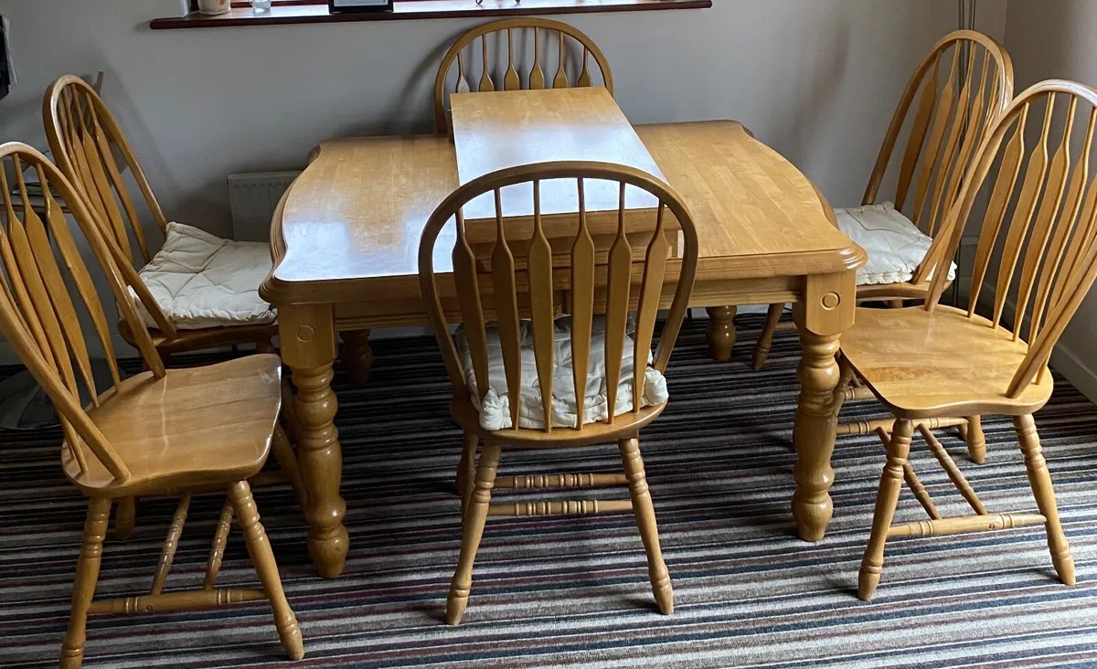 Table and chairs - Image 1