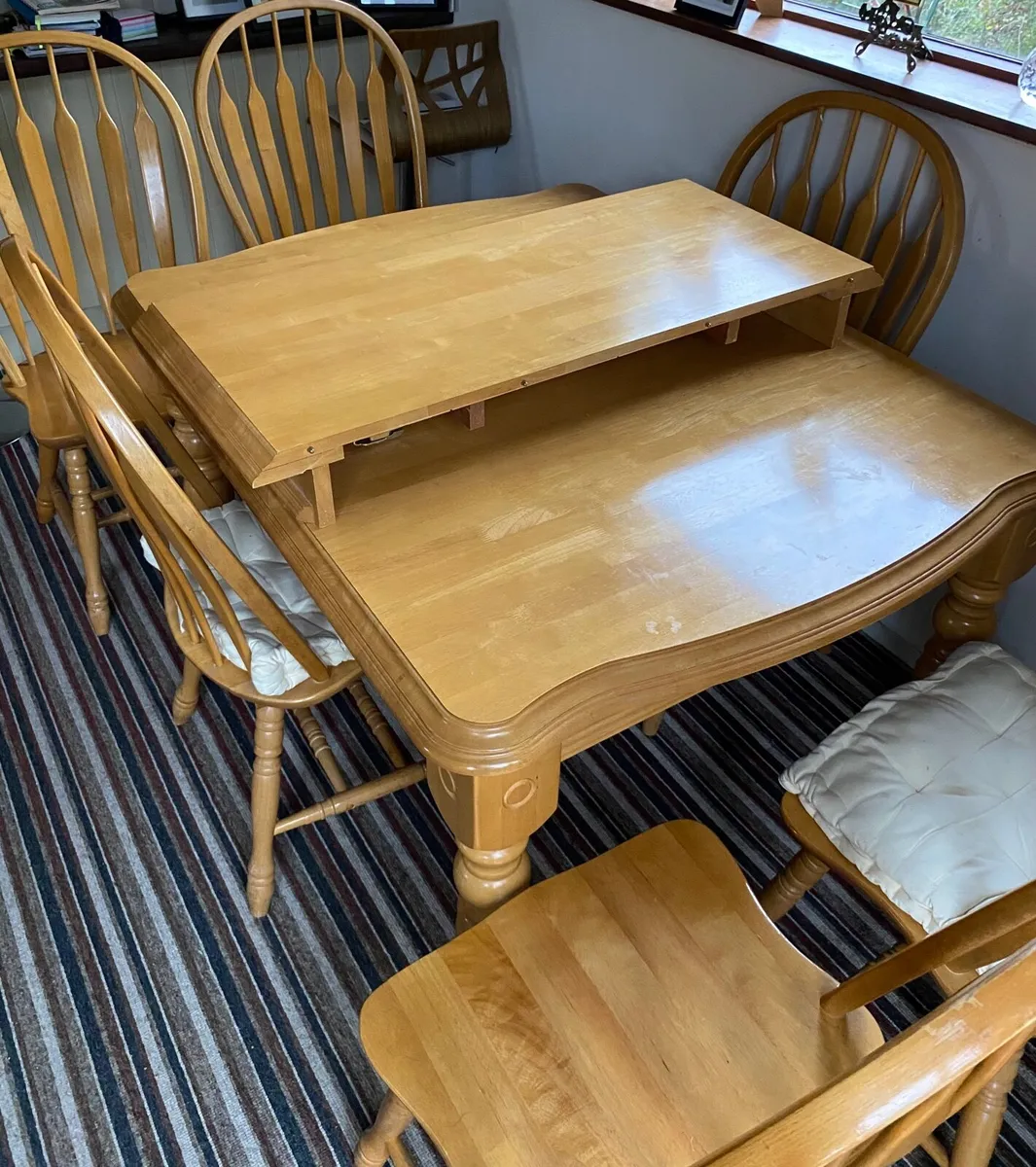 Table and chairs - Image 2