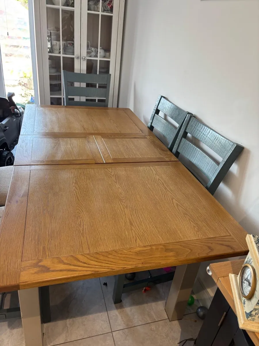 Table and chairs - Image 1