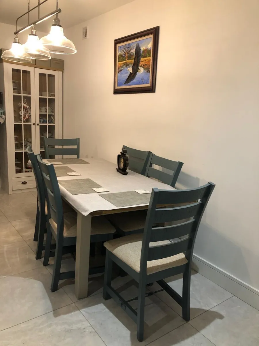 Table and chairs - Image 4