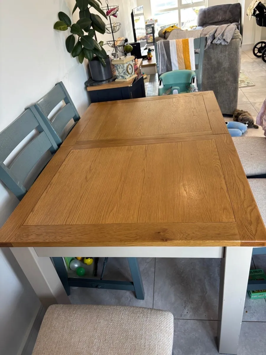 Table and chairs - Image 3