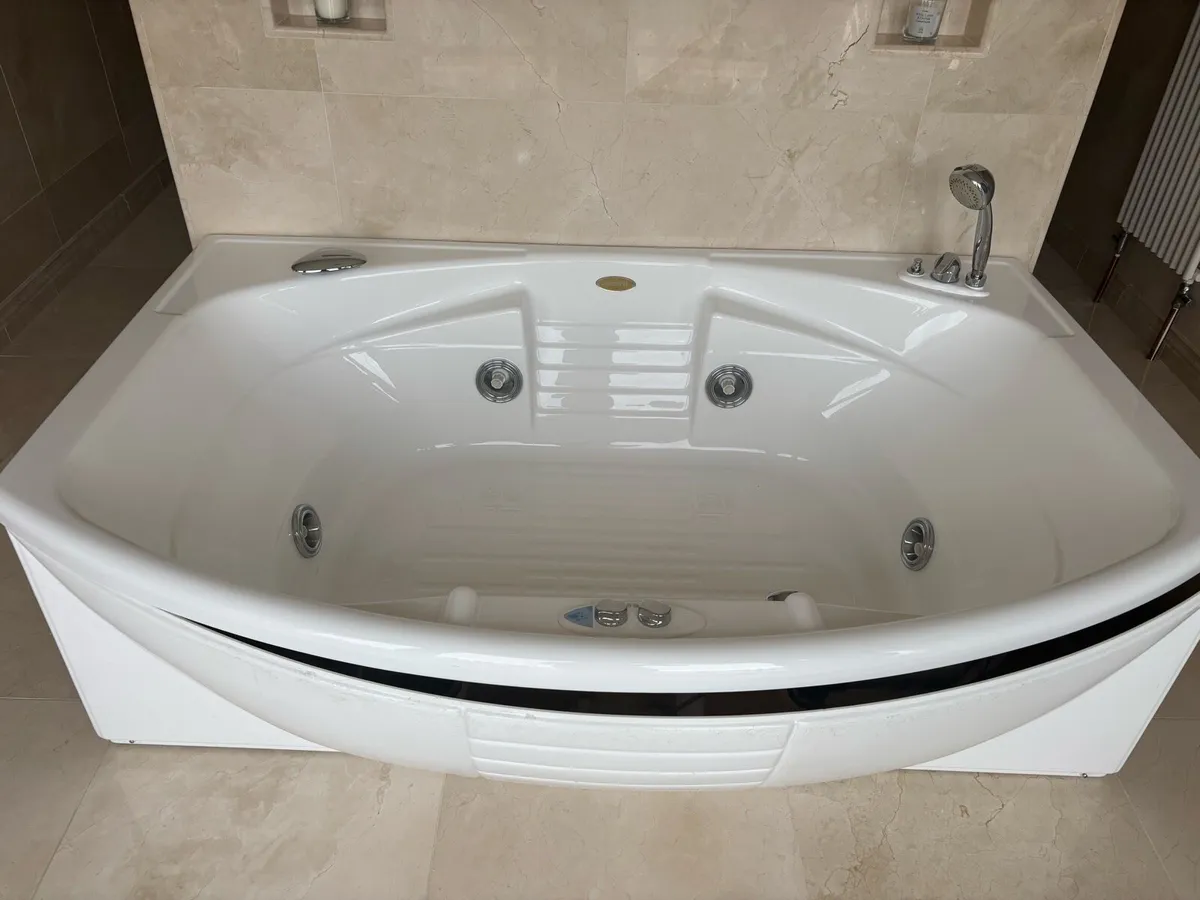 Jacuzzi Bath - Image 1