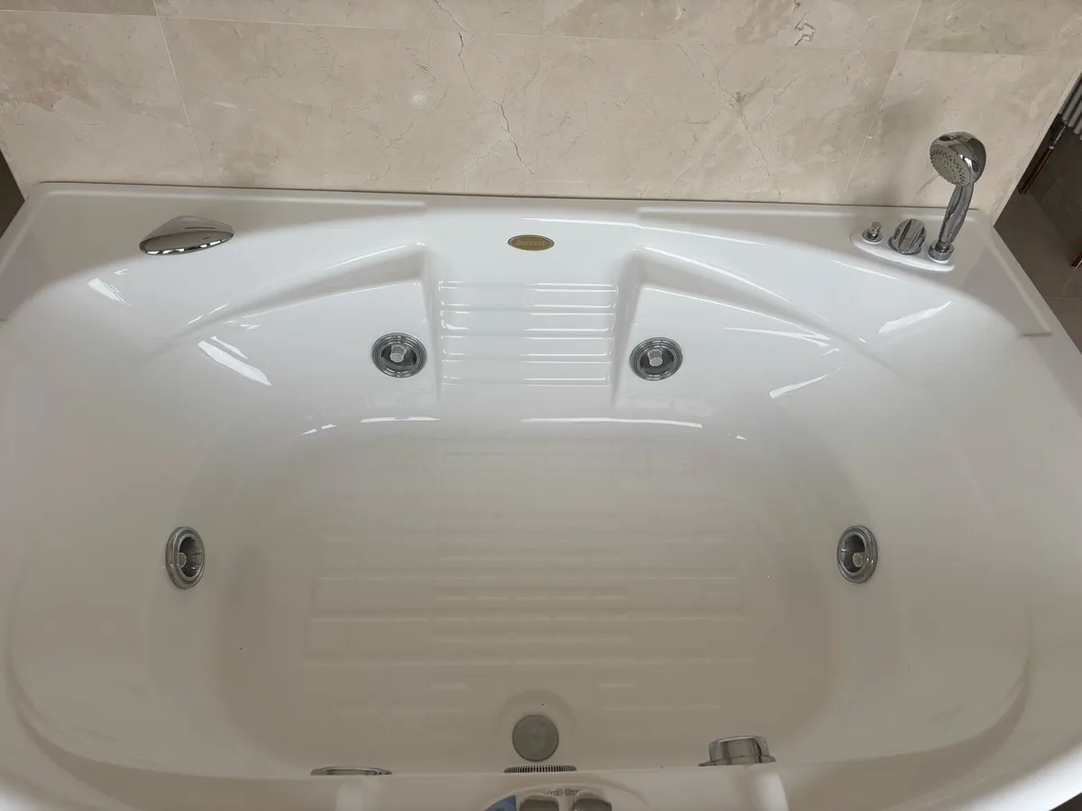 Jacuzzi Bath - Image 2