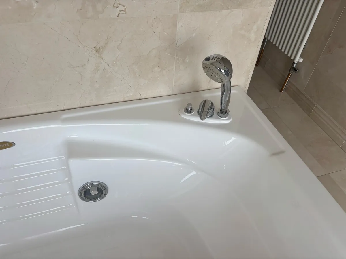 Jacuzzi Bath - Image 3
